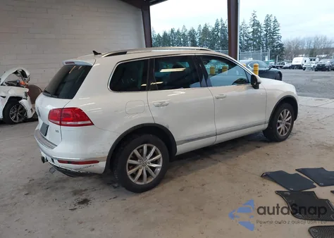 2015 Volkswagen Touareg V6 Sport z USA, uszkodzony, nr VIN WVGEF9BP1FD006101